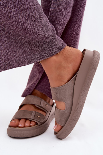 Zandkleurige faux suede dames slippers op een platform Vinceza 66916 2