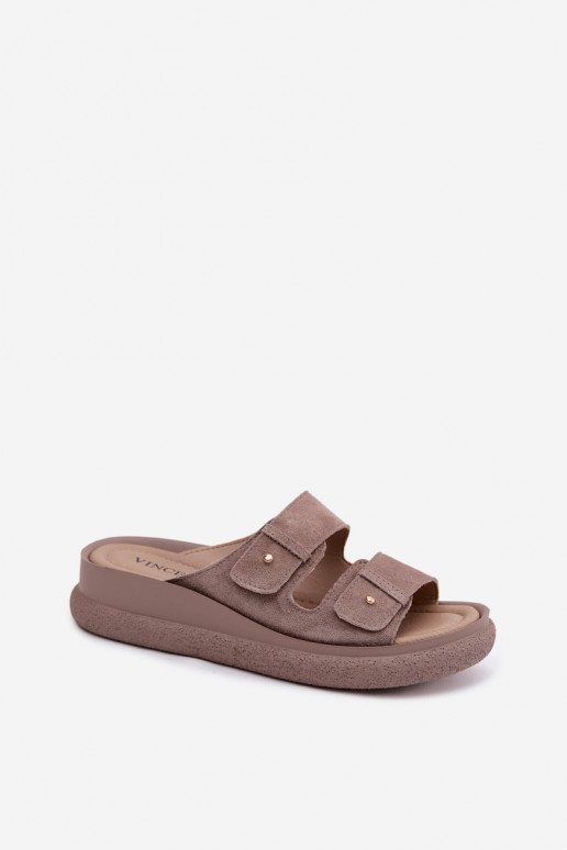 Zandkleurige faux suede dames slippers op een platform Vinceza 66916