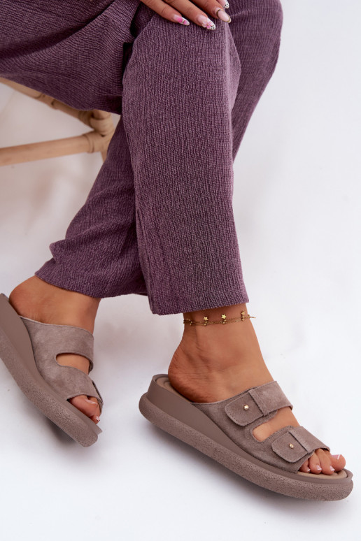 Zandkleurige faux suede dames slippers op een platform Vinceza 66916