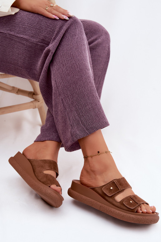 Bruine faux suede dames slippers op een platform Vinceza 66916