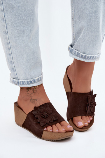 Chaussons en daim couleur chocolat Zazoo 40312 avec plateforme et ornements floraux décoratifs