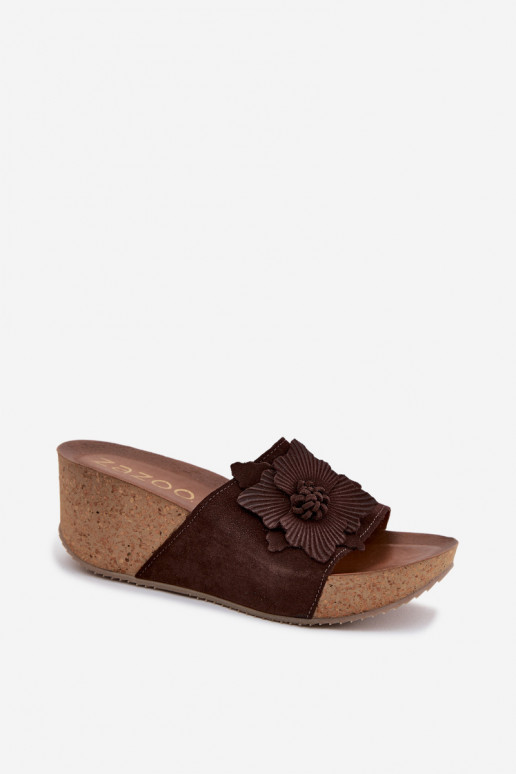Zazoo 40312 schokoladenfarbene Wildlederslipper mit Plattform und dekorativen Blumenornamenten