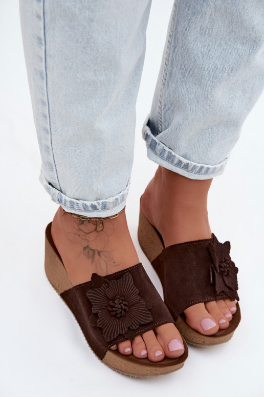 Chaussons en daim couleur chocolat Zazoo 40312 avec plateforme et ornements floraux décoratifs