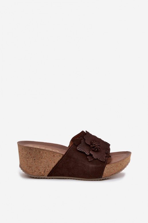 Zazoo 40312 chocoladekleurige suède slippers met platform en decoratieve bloemenornamenten