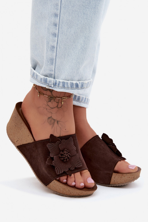 Zazoo 40312 schokoladenfarbene Wildlederslipper mit Plattform und dekorativen Blumenornamenten