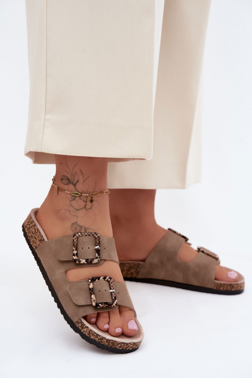 Zandkleurige dames slippers met gespen en slangenpatronen op kurkzool Melia