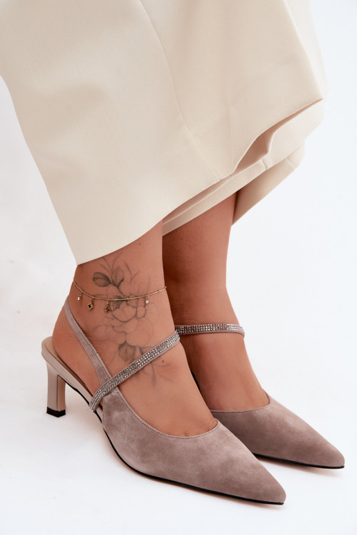 Sandfarbene elegante Wildlederschuhe mit dekorativen Riemen D&A