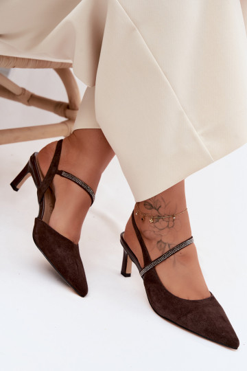Escarpins en daim couleur chocolat élégants avec des brides décoratives D&A