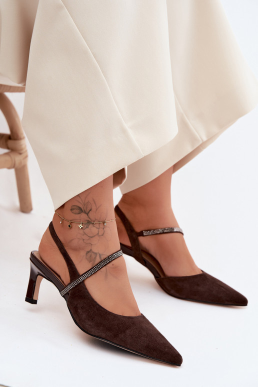 Escarpins en daim couleur chocolat élégants avec des brides décoratives D&A