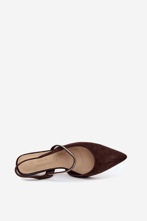 Escarpins en daim couleur chocolat élégants avec des brides décoratives D&A