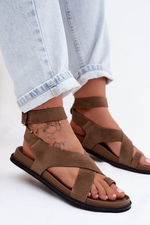 Vlakke sandalen in zandkleurige faux suede