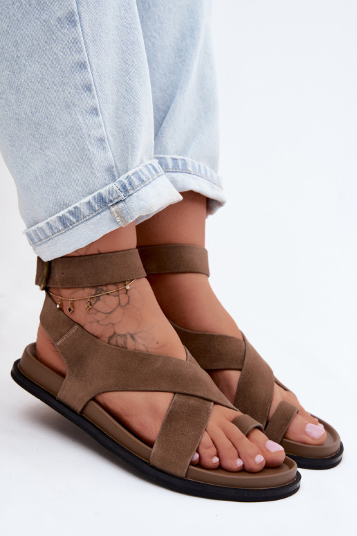 Vlakke sandalen in zandkleurige faux suede