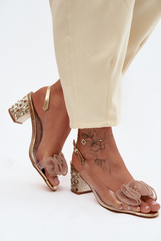 Transparente Sandalen mit Absatz und funkelnden Steinen in Gold