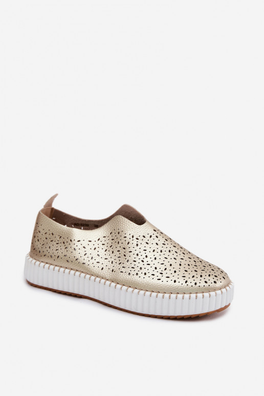 avec des éléments ajourés Un modèle convaincant chaussures avec une plateforme couleur dorée Glamma