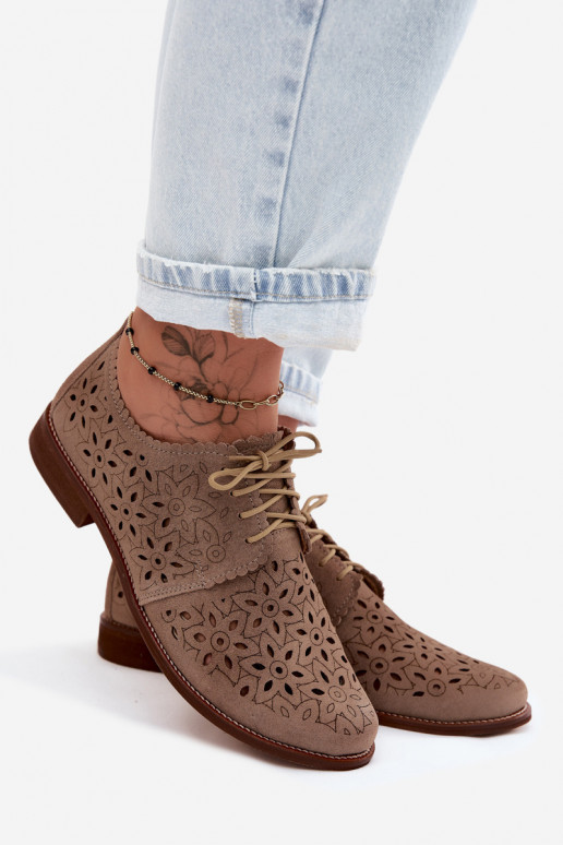 Schuhe aus Kunstveloursleder mit Spitzen-Elementen und breiten Absätzen in Cappuccino