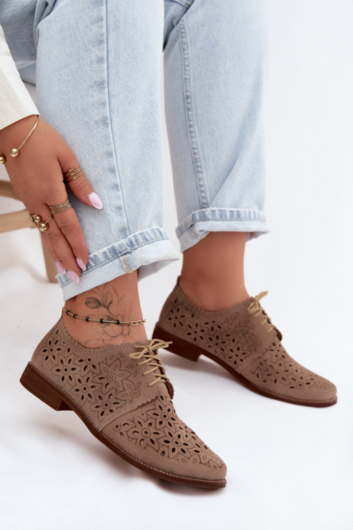 Chaussures en daim synthétique avec éléments en dentelle et talons larges en cappuccino
