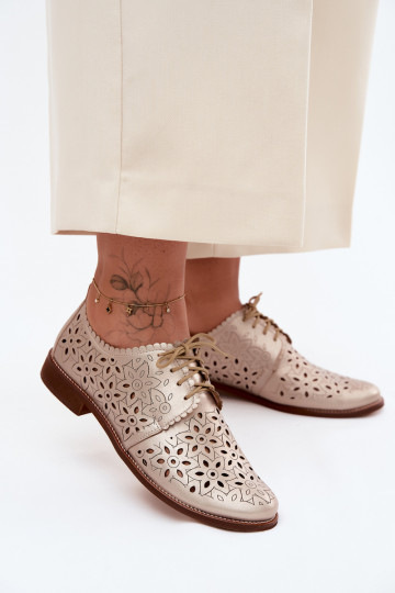 Leren schoenen met kantdetails en brede hakken in goud 2