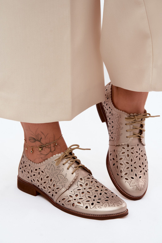 Leder-Schuhe mit Spitzen-Elementen und breiten Absätzen in Gold