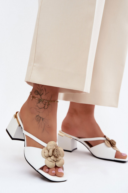 Leren slippers met bloem en hak in wit Catva