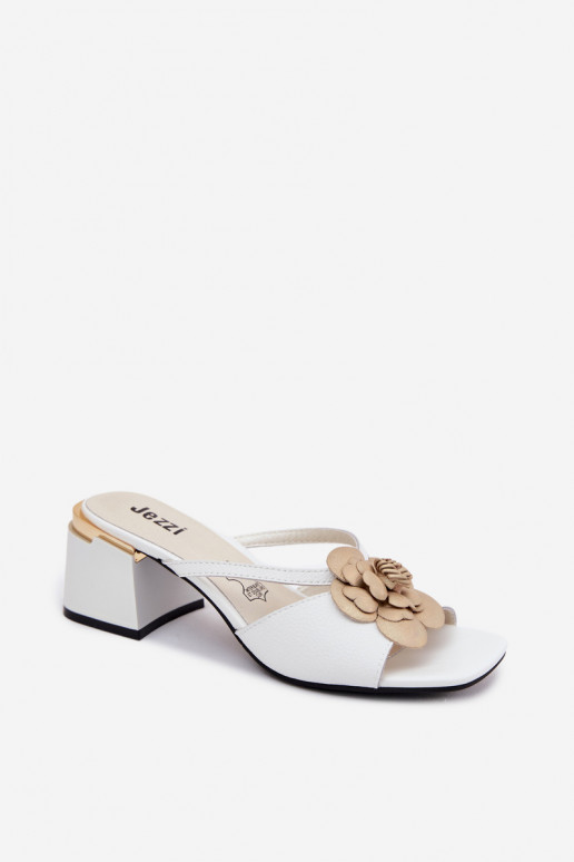 Leren slippers met bloem en hak in wit Catva