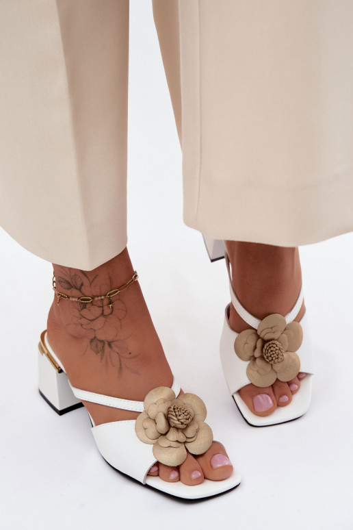 Leren slippers met bloem en hak in wit Catva
