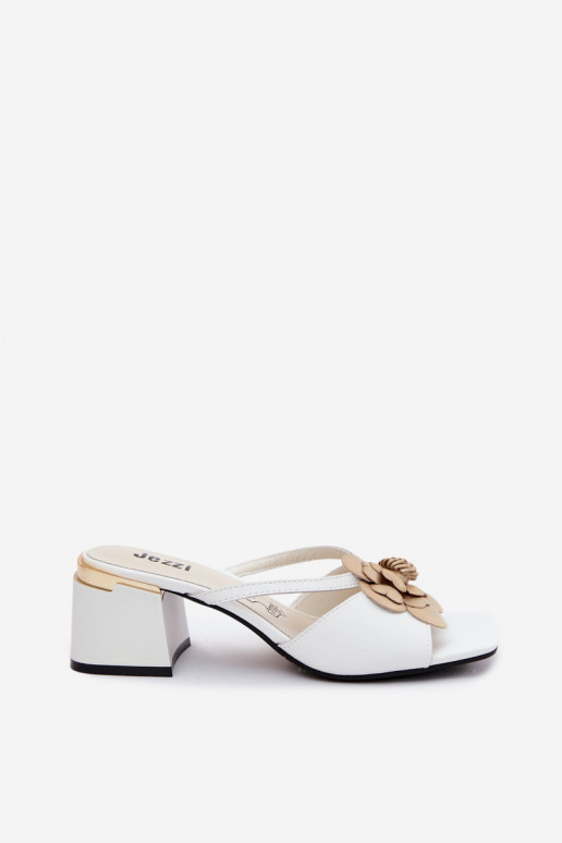Leren slippers met bloem en hak in wit Catva