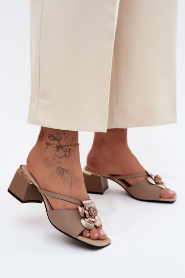 Lederhausschuhe Feminin mit Absätzen Mit einer Blume Beige Catva