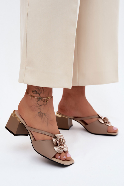 Mules en cuir avec fleur et talon en sable Catva