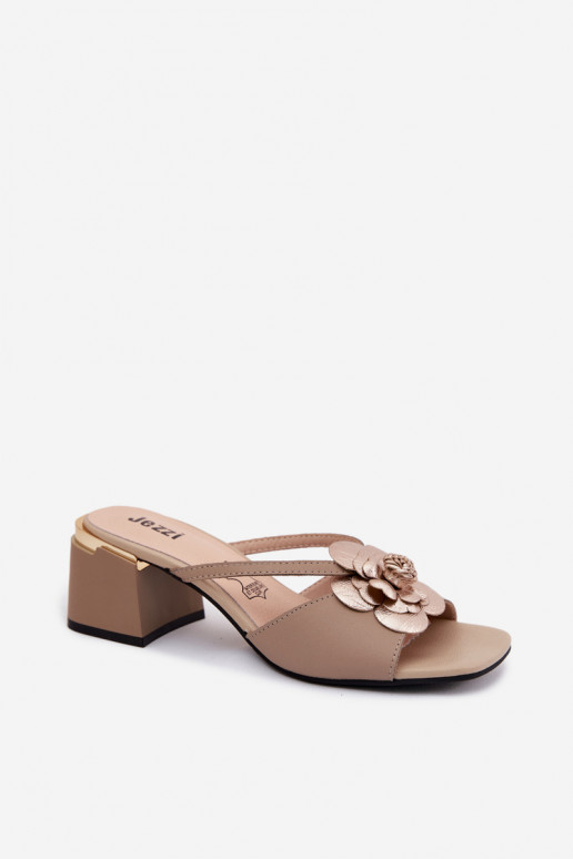 Leren slippers met bloem en hak in zandkleur Catva