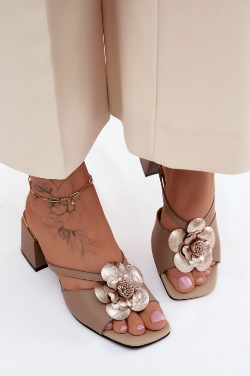Mules en cuir avec fleur et talon en sable Catva