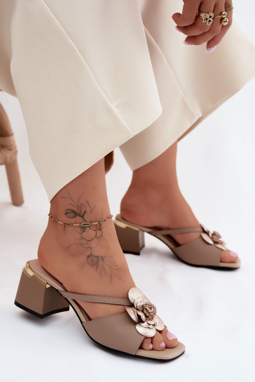 Pantoufles en cuir Féminin avec des talons Avec une fleur beige Catva