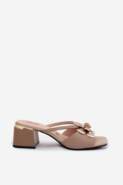 Leren slippers met bloem en hak in zandkleur Catva