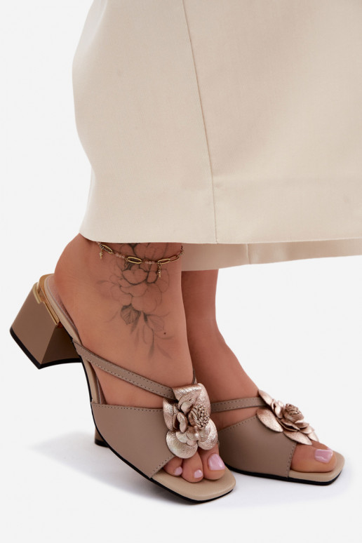 Leren slippers met bloem en hak in zandkleur Catva