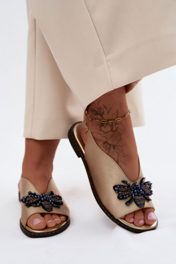 Sandalen mit Glanz und Ornamenten in flachem Gold Russona