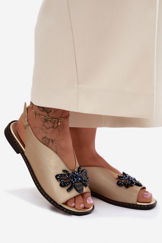 Sandalen mit Glanz und Ornamenten in flachem Gold Russona