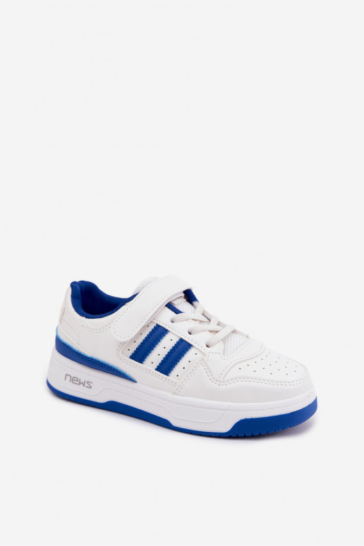 Chaussures modèle baskets Puéril avec attaches adhésives Blanc-couleur bleue Neressa