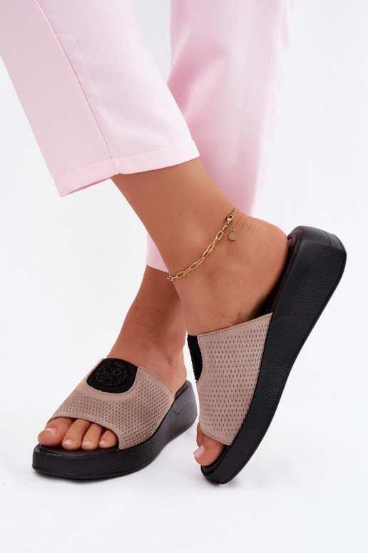 Sandkleurige dames slippers van faux suede Fablee