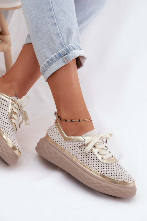 Peau en daim chaussures Féminin avec une plateforme avec des éléments ajourés beige Lessa
