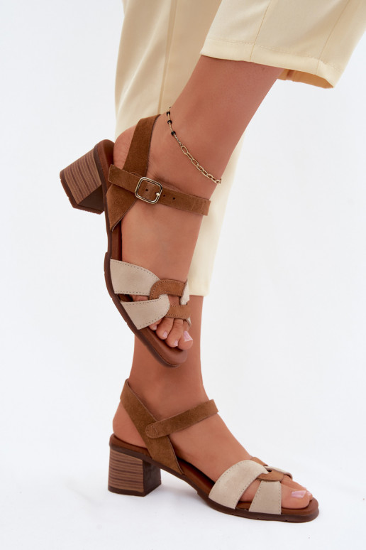 Zandkleurige suede dames sandalen met hak