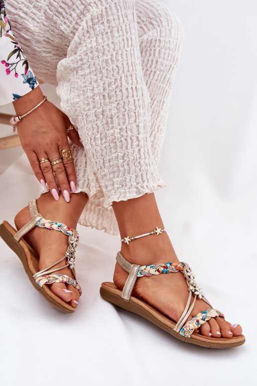 Flache Sandalen für DamenPlecionymi Paskami I Przypinkami Artiker 54C1323 goldene Farbe