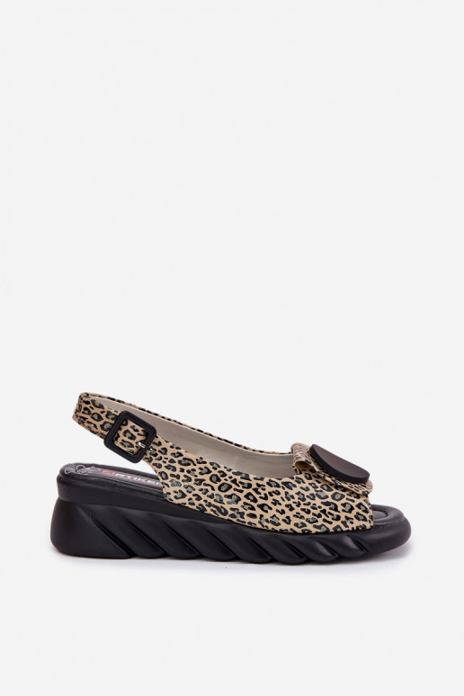 Sandalen met elementen van natuurlijk leer op een platform met luipaardpatronen Artiker 56C2186