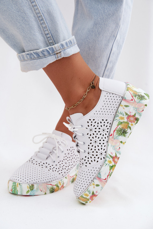 Dames leren schoenen met uitsnedelementen op een platform in witte kleur Artiker 54C1604