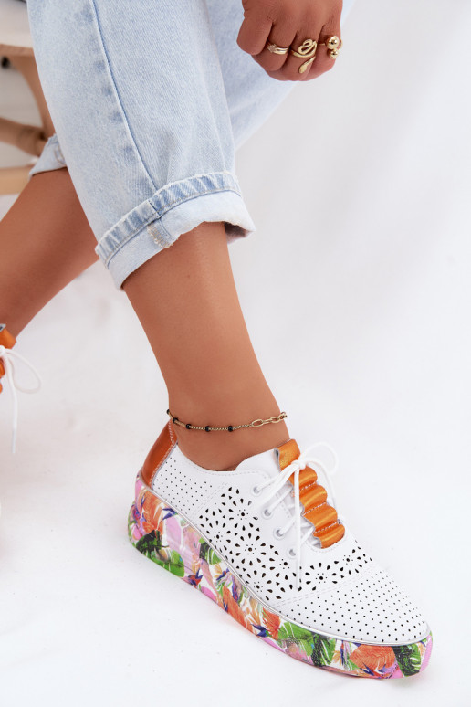 Peau avec des éléments ajourés chaussures Féminin avec une plateforme avec des écrits Artiker 56C1802 Blanc-couleur orange