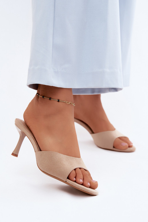Slippers van zandkleurig faux suede met dunne hakken Melissea