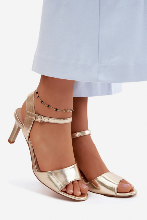 Damen Sandalen auf einem dünnen Absatz in goldfarben von Sergio Leone