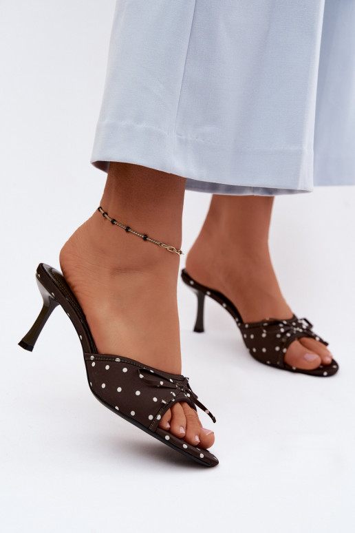 Dames slippers met strikken en stippen op een dunne hak in groene kleur van Shinea