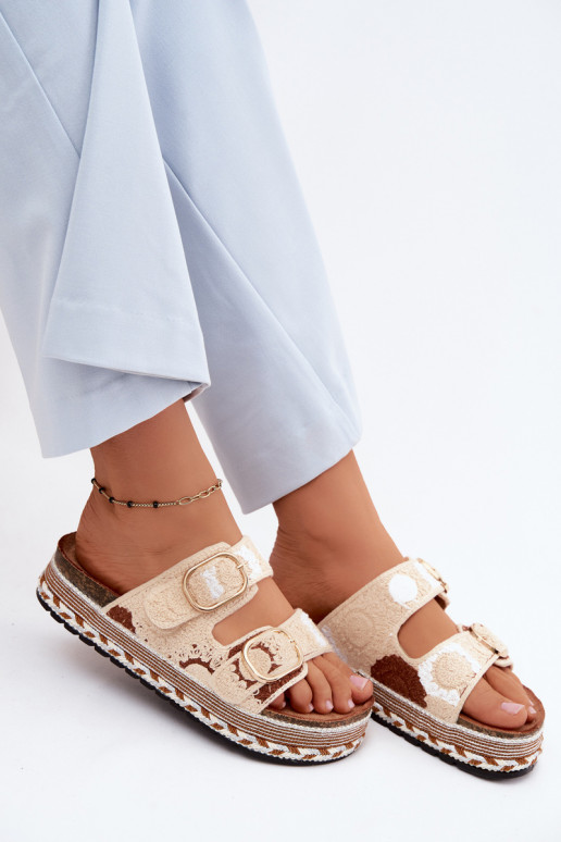 Glimma gehaakte slippers met platform en gespen in zandkleur