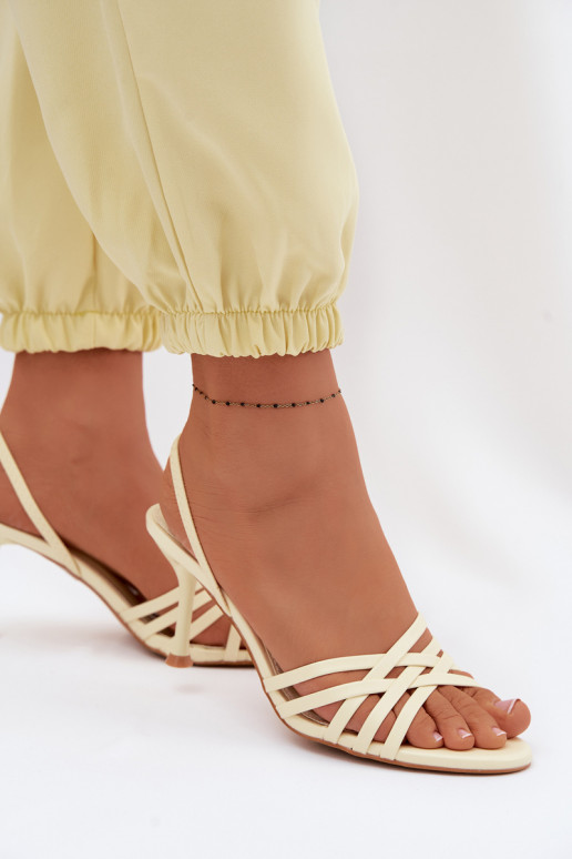 Gelbe Sandalen mit dünnem Absatz und Riemen Velivelle