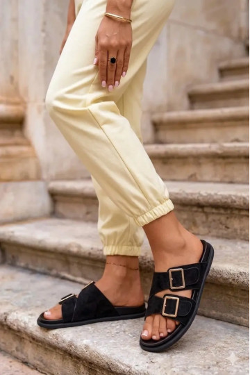 Chaussons en faux daim noir avec boucles dorées Selissea
