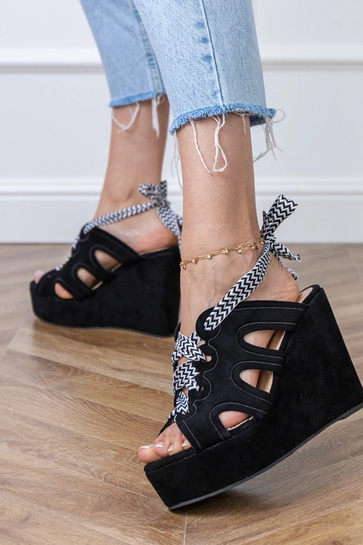 Zwarte sandalen op een platform met decoratieve veters Lakota